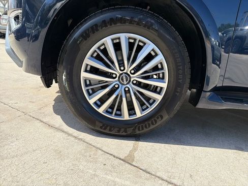 Used 2022 Nissan Armada SL w/ Captain's Chairs Package image 11