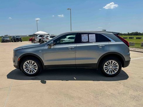 Used 2024 Cadillac XT4 Luxury w/ Cold Weather Package FWD image 6