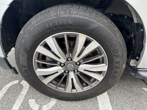 Used 2020 Nissan Pathfinder SV image 8