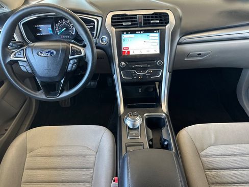 Used 2017 Ford Fusion SE w/ Fusion SE Technology Package FWD image 13