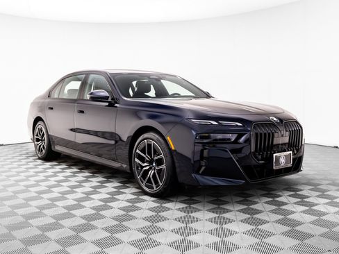 Certified 2025 BMW 740i xDrive w/ Premium Package AWD/4WD image 8