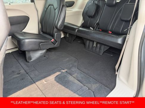 Used 2024 Chrysler Pacifica Touring-L FWD image 21