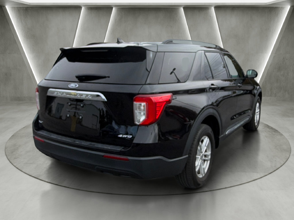 Used 2023 Ford Explorer XLT AWD/4WD image 3