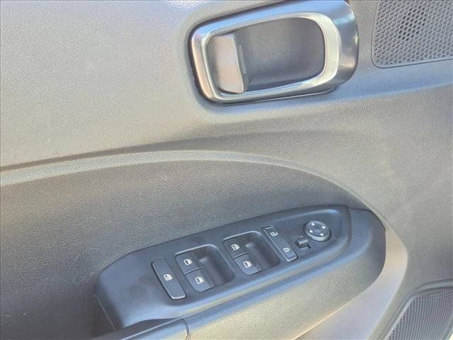 Used 2025 Hyundai Venue Limited FWD image 11