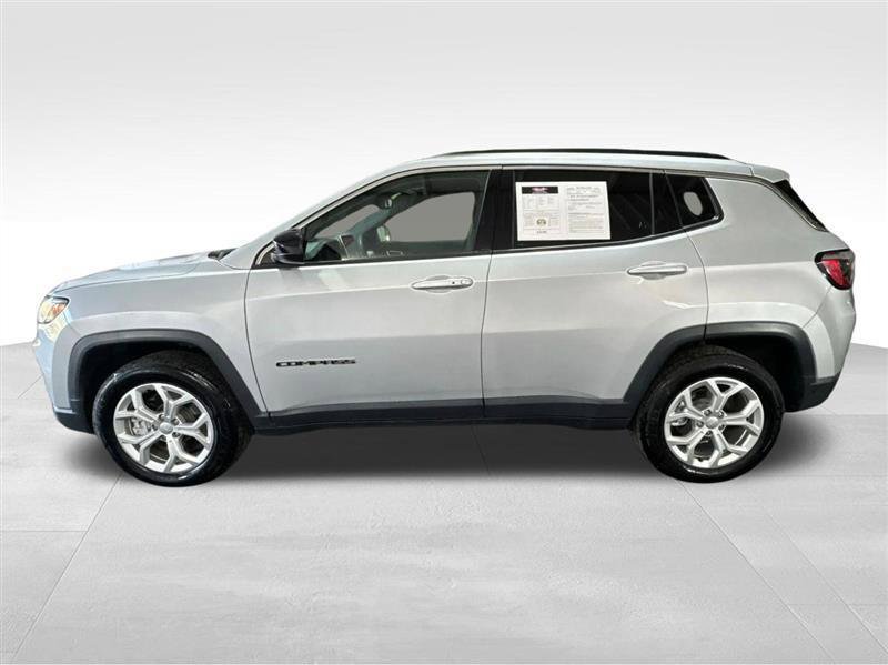 Used 2024 Jeep Compass Latitude AWD/4WD image 8