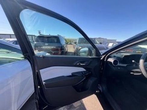 Used 2025 Chevrolet Trax LT image 14