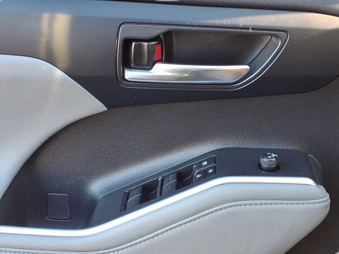 Used 2022 Toyota Highlander XLE image 14