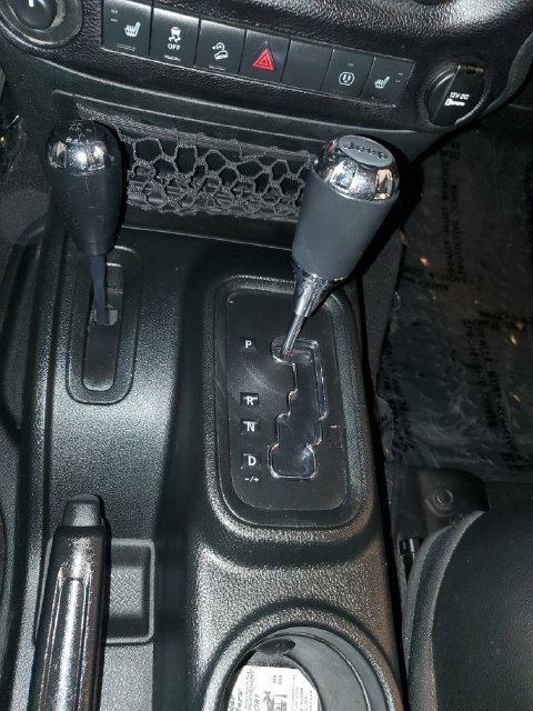 Used 2018 Jeep Wrangler Unlimited Sahara w/ Connectivity Group AWD/4WD image 24