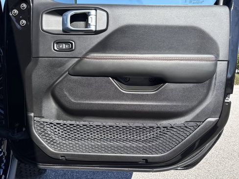 Used 2025 Jeep Wrangler Unlimited Rubicon w/ Technology Group image 31