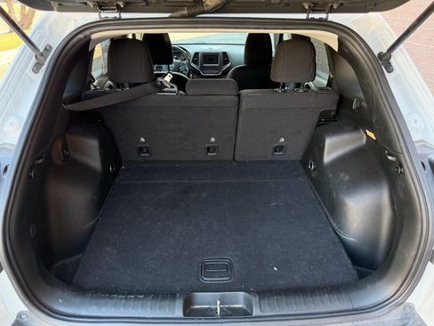 Used 2019 Jeep Cherokee Latitude w/ Cold Weather Group image 11