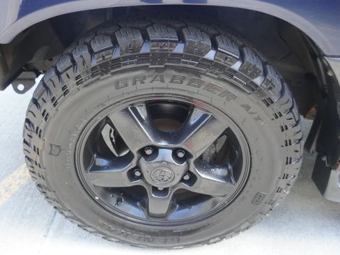 Used 2004 Toyota Land Cruiser image 39