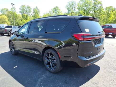 New 2027 Chrysler Pacifica Limited w/ S Appearance Package FWD image 5