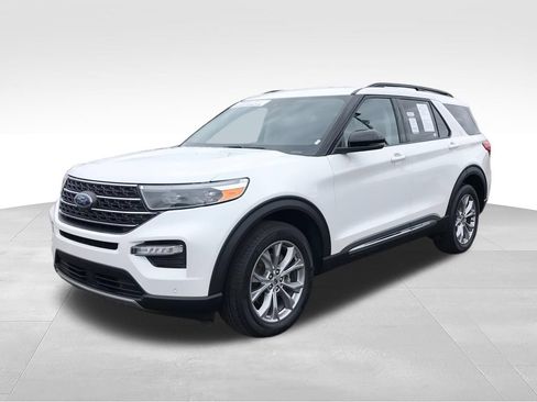 Used 2023 Ford Explorer XLT w/ Equipment Group 202A AWD/4WD image 4