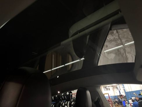 Used 2022 Tesla Model Y Long Range image 17