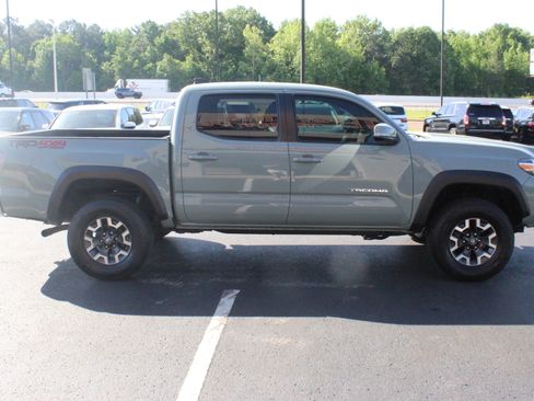 Used 2022 Toyota Tacoma TRD Off-Road AWD/4WD image 5