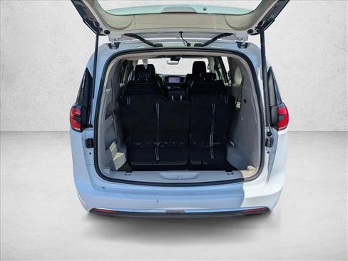 Used 2022 Chrysler Pacifica Touring-L FWD image 6