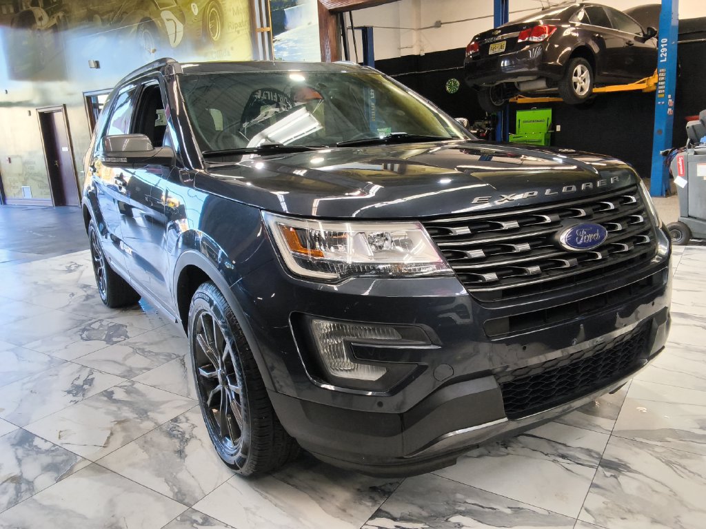 Used 2017 Ford Explorer XLT w/ Equipment Group 202A AWD/4WD image 1