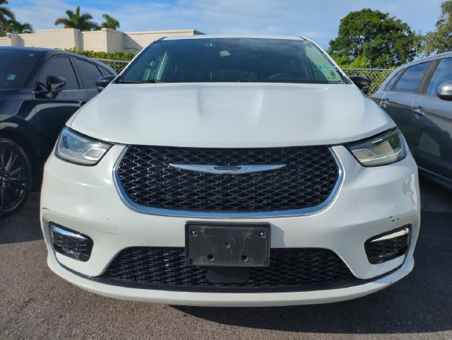 Used 2024 Chrysler Pacifica Touring-L FWD image 2