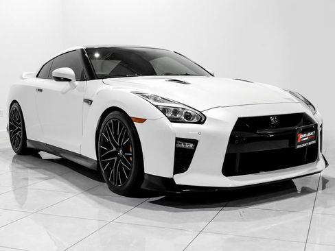Used 2021 Nissan GT-R Premium image 3