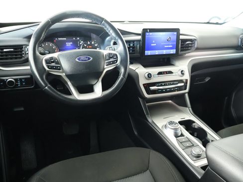 Used 2023 Ford Explorer XLT AWD/4WD image 2