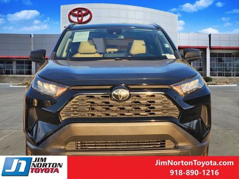 Used 2020 Toyota RAV4 LE image 2