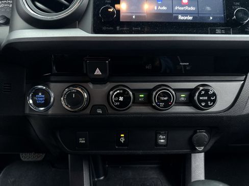 Used 2017 Toyota Tacoma TRD Sport image 26