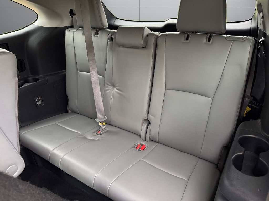 Used 2021 Toyota Highlander XLE AWD/4WD image 16