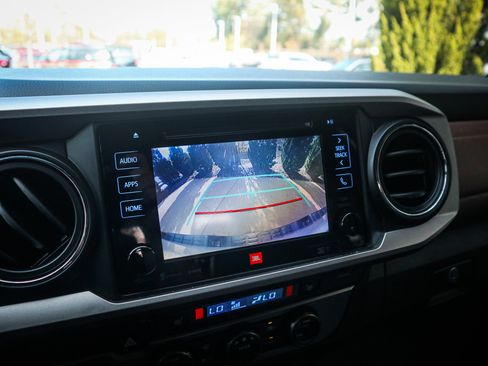 Used 2016 Toyota Tacoma Limited image 26