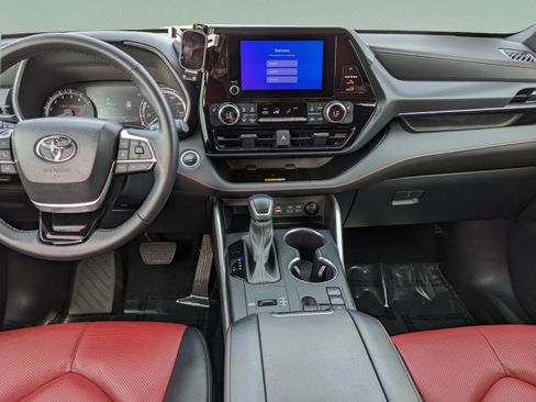 Used 2024 Toyota Highlander LE image 13