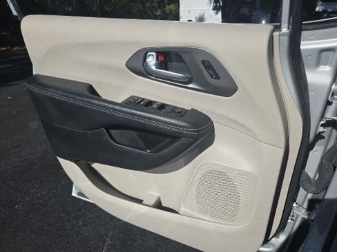 Used 2024 Chrysler Pacifica Touring-L image 19