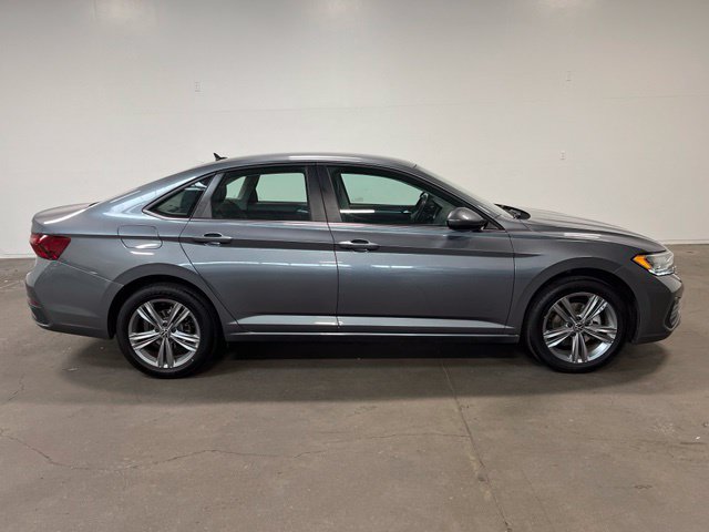 Used 2024 Volkswagen Jetta SE FWD image 2
