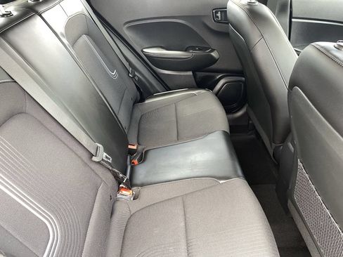 Used 2023 Hyundai Venue Limited FWD image 12