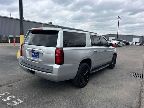 Used 2019 Chevrolet Suburban LT image 3