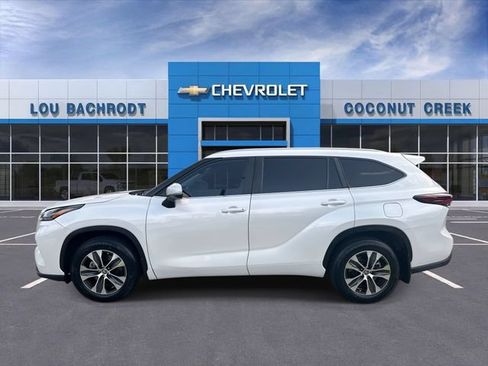 Used 2024 Toyota Highlander XLE FWD image 5