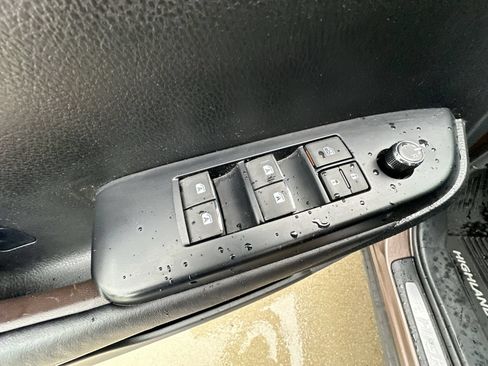 Used 2017 Toyota Highlander Limited AWD/4WD image 23