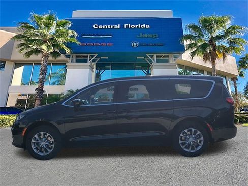 New 2026 Chrysler Pacifica Limited w/ Uconnect Theater Family Group image 8