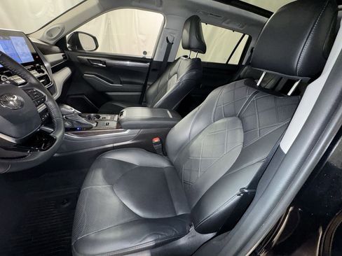 Used 2021 Toyota Highlander Platinum image 16