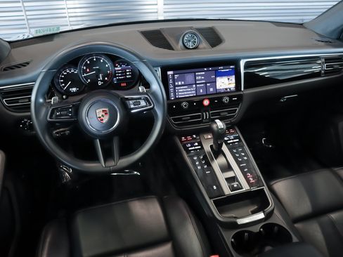 Certified 2025 Porsche Macan AWD/4WD image 17