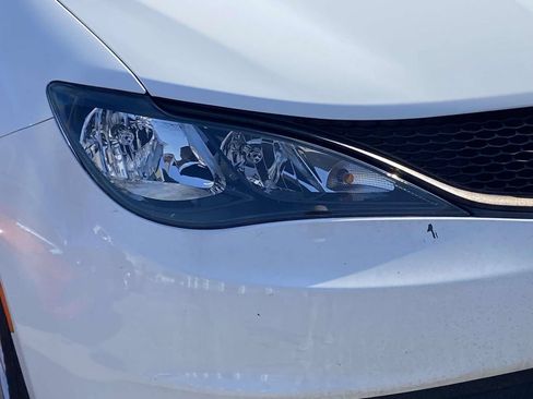 Used 2023 Chrysler Voyager LX FWD image 5