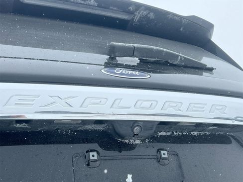 Used 2020 Ford Explorer XLT w/ Comfort Package image 12