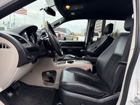 Used 2017 Dodge Grand Caravan SXT FWD image 4