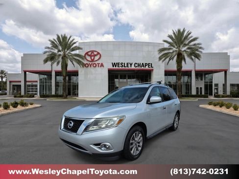 Used 2016 Nissan Pathfinder SV FWD image 1