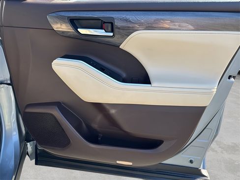 Used 2021 Toyota Highlander Platinum image 9