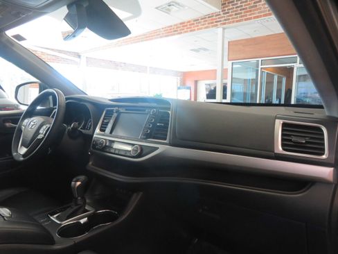 Used 2017 Toyota Highlander XLE FWD image 34