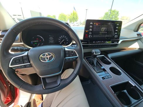 Used 2023 Toyota Sienna XLE FWD image 7