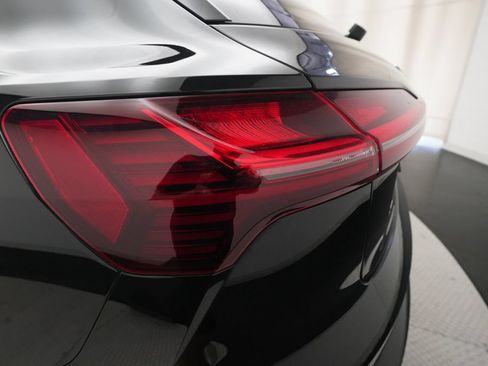 Used 2022 Audi e-tron Premium Plus w/ Premium Plus Package AWD/4WD image 33