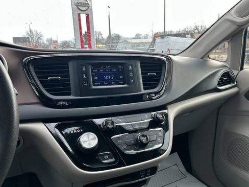 Used 2017 Chrysler Pacifica LX FWD image 34