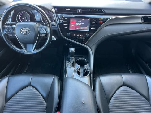 Used 2018 Toyota Camry SE w/ Moonroof Package image 4