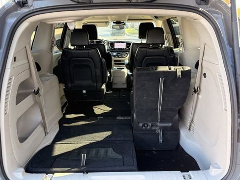 Used 2023 Chrysler Pacifica Touring-L image 10