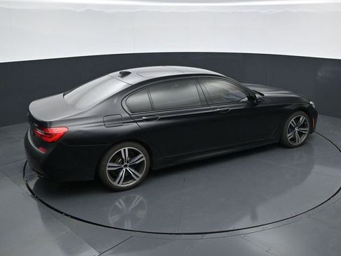 Used 2018 BMW 750i w/ Executive Package RWD image 25